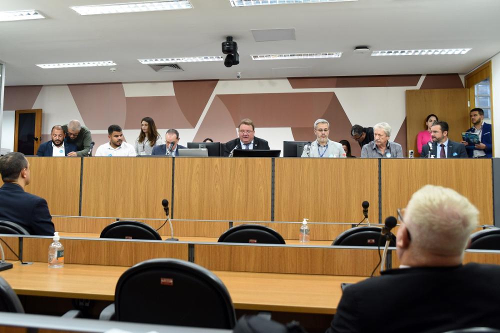 Censo dos postes pode pôr fim a emaranhado de fios que polui e é perigoso