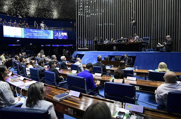 Em sessão especial, servidores destacam importância da Gráfica do Senado