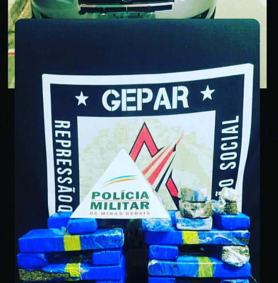 Polícia Militar apreende 27 barras de maconha em Sabará