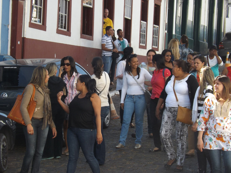 Centenas de profissionais são demitidos pelo Poder Público e milhares de alunos ficam sem aula