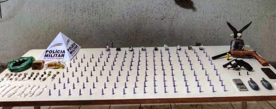 Polícia Militar de Sabará apreende armas e drogas no bairro Adelmolândia