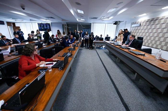 Equiparação de residências em áreas de saúde à especialização volta à pauta da CE