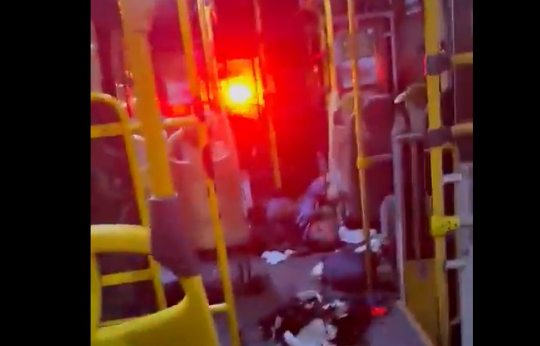 Bandidos jogam granada em ônibus e ferem homem gravemente no Rio