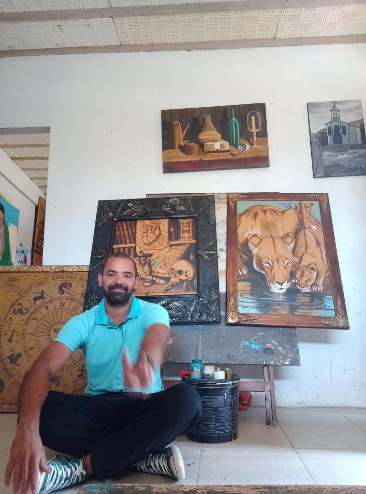Artista plástico sabarense, Luiz Panda, encanta público com exposição de obras multifacetadas