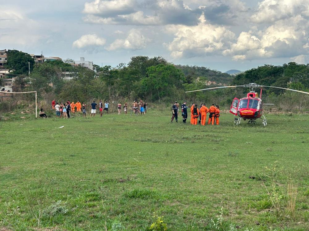 Equipe do Corpo de Bombeiros de Sabará resgata vítima de afogamento em lagoa de BH