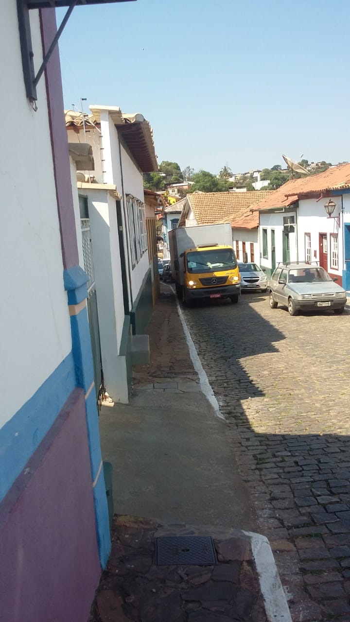 Caminhões desrespeitam Lei que proíbe trânsito de veículos pesados no centro histórico 
