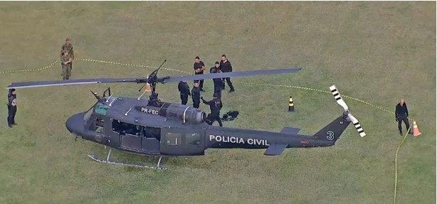 Helicópteros da polícia são atingidos por tiros e fazem pouso de emergência