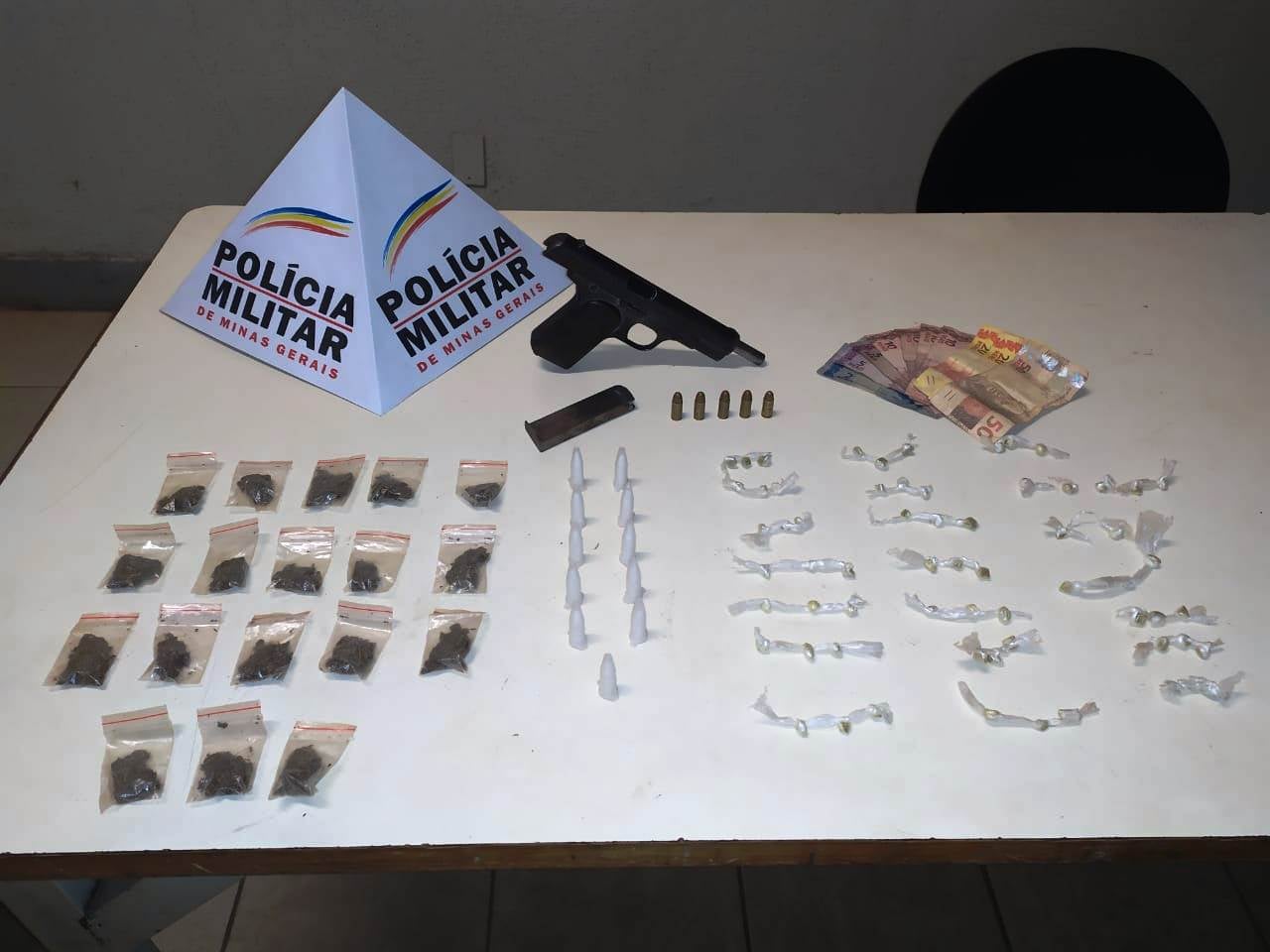 Militares apreendem drogas e arma de fogo no Campo do Siderúrgica