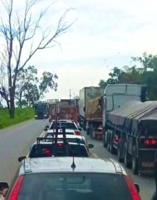 Acidente entre carro e carreta deixa dois feridos na BR-381, em Sabará