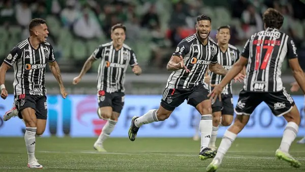 Galo quebra tabu e vence Palmeiras em noite de Hulk e Paulinho, colando no G4!