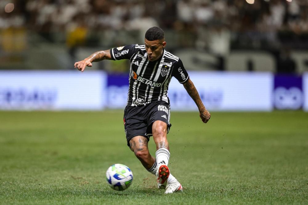 Guilherme Arana negocia renovação com o Atlético-MG e se distancia do Corinthians