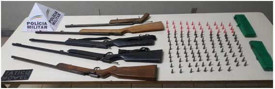 PM apreende drogas e 05 armas de fogo enterradas em terreno baldio 