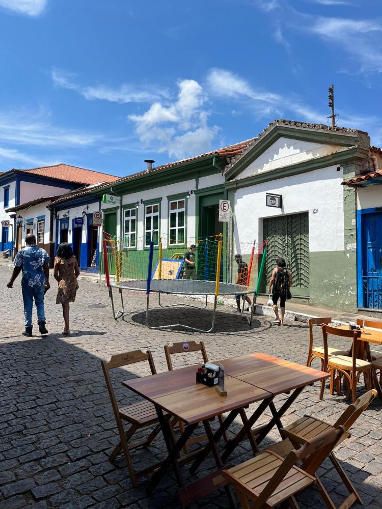 Comerciantes locais pedem mudança no formato do fechamento da Rua Pedro II no centro histórico de Sabará