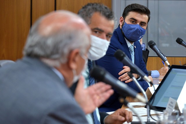 Deputados cobram pagamento do 13º e renovação de contratos