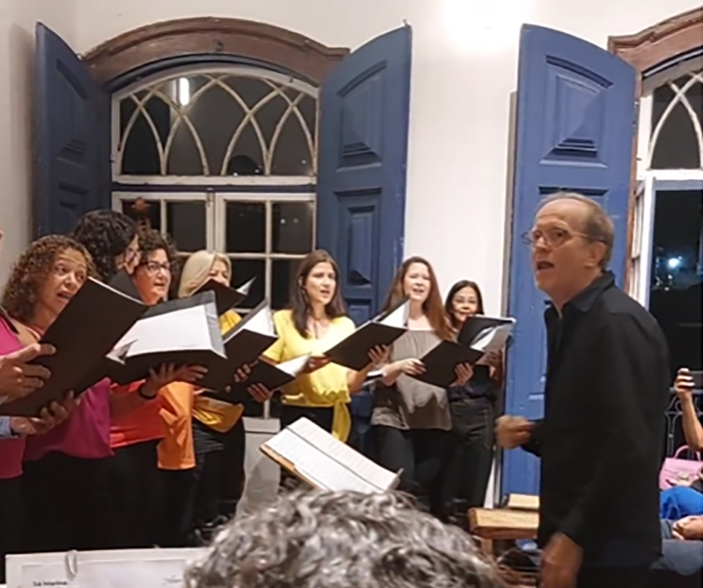 Coral dos Servidores da UEMG e Grupo de Contrabaixos da Escola de Música da UEMG se unem para apresentação única em Sabará