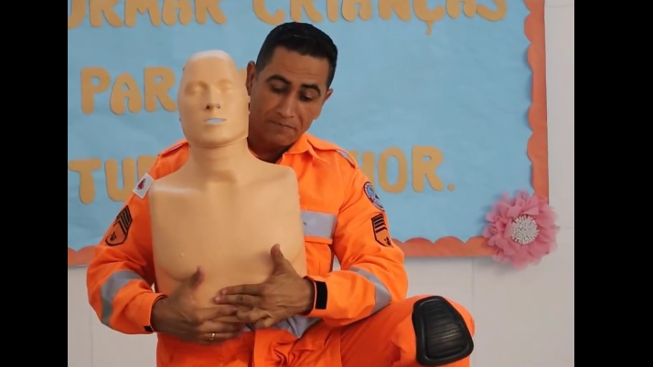 Fundação Salvar do Corpo de Bombeiros ministra curso de primeiros socorros para profissionais da educação infantil em Sabará