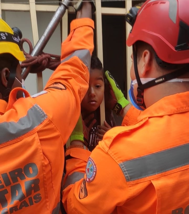 Corpo de Bombeiros promove treinamento de segurança para crianças em escola de Sabará