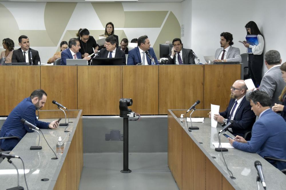 Parecer sobre Regime de Recuperação Fiscal tem votação adiada