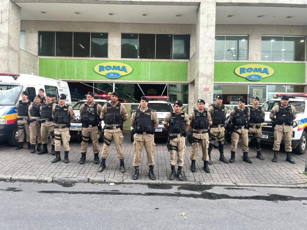Polícia reforça a segurança durante as compras da Black Friday e de Natal em Sabará