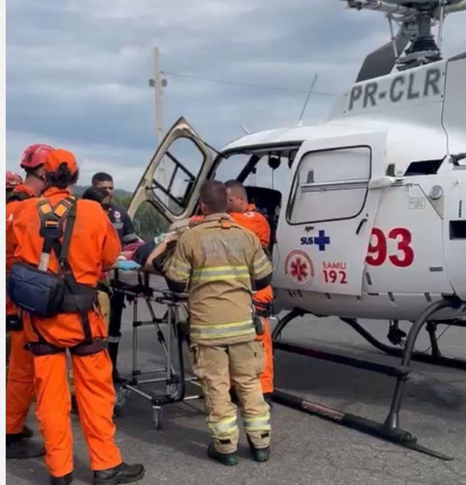 Mulher é socorrida de helicóptero após acidente entre carro e carreta em Sabará