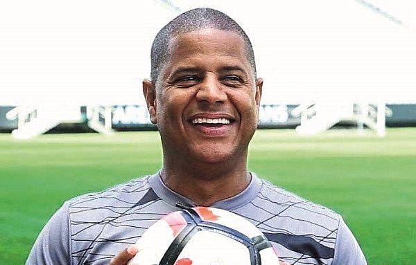 Polícia de SP investiga desaparecimento de Marcelinho Carioca, ídolo do Corinthians.