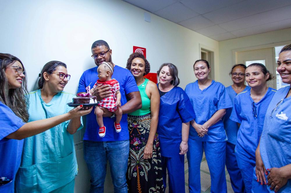 Bebê nascida com menos de meio quilo retorna, cheia de saúde, à Maternidade Odete Valadares para comemorar primeiro ano de vida