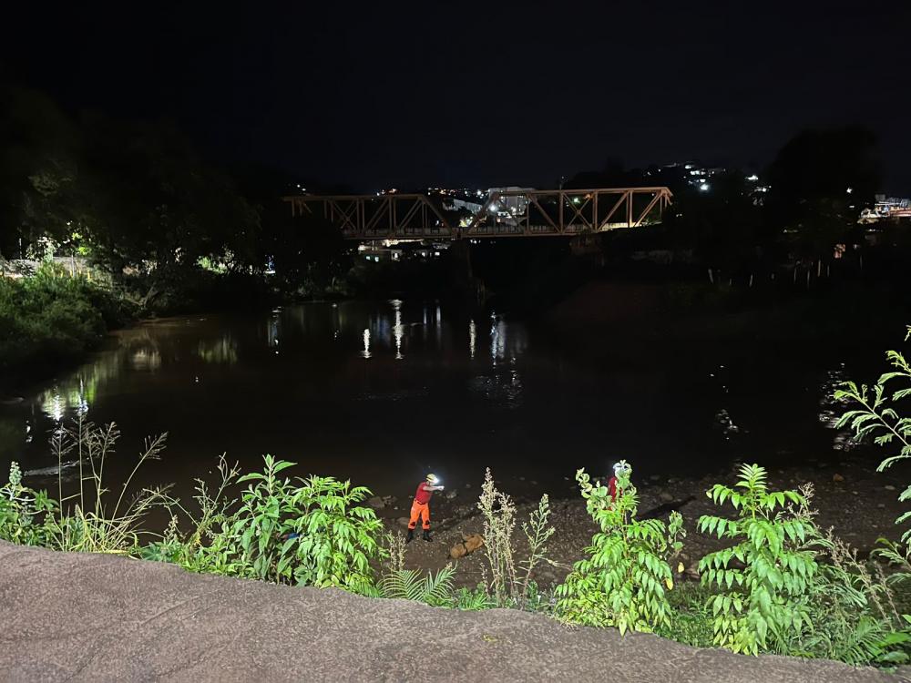 Homem cai no rio Sabará e é resgatado pelos bombeiros