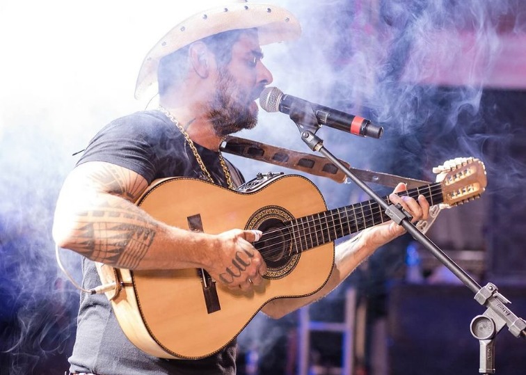 Cantor sertanejo João Carreiro morre aos 41 anos após cirurgia no coração