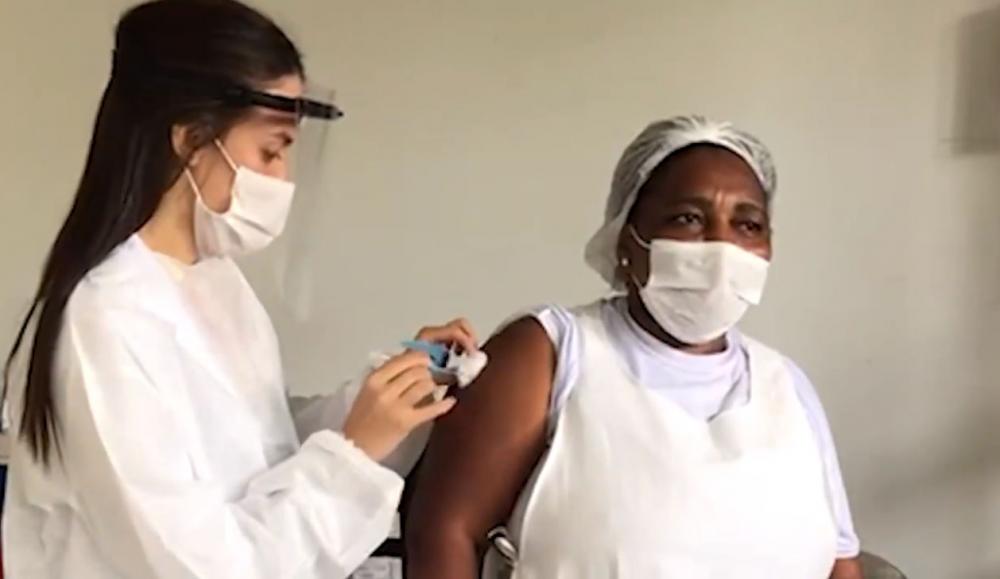 Profissionais da saúde recebem segunda dose da vacina