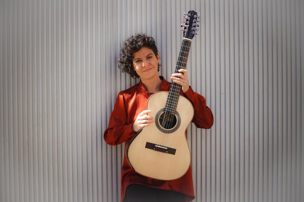 Linhas Imaginárias: Cantora e Violeira Camila Menezes faz show solidário no Teatro de Sabará