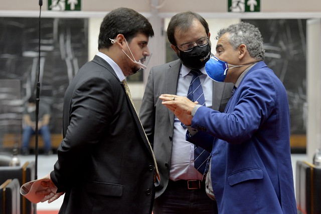 Deputados criticam Zema por tratamento dado a servidores