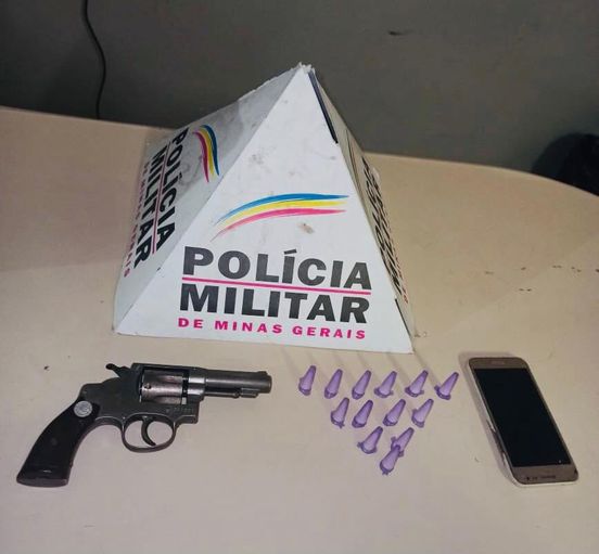 Membro de gangue é preso com arma e drogas no bairro Itacolomi em Sabará