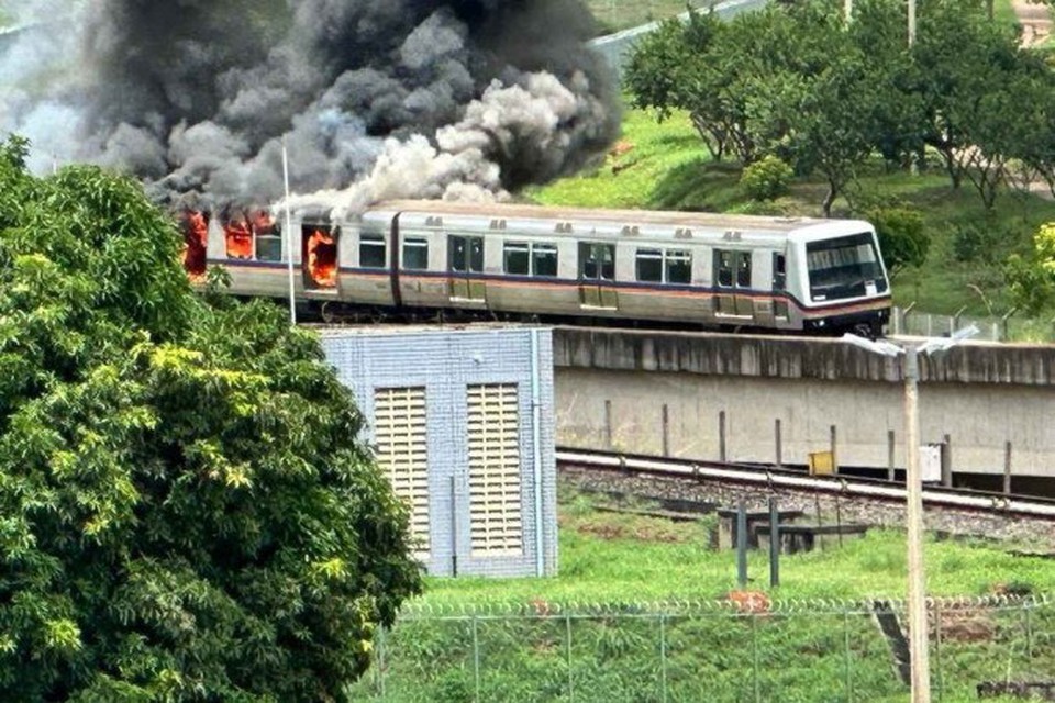 Vagão do Metrô pega fogo em Águas Claras no Distrito Federal
