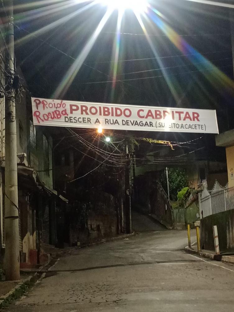 Faixa polêmica no bairro Fogo Apagou em Sabará alerta: ‘Proibido Cabritar: Sujeito a cacete!’