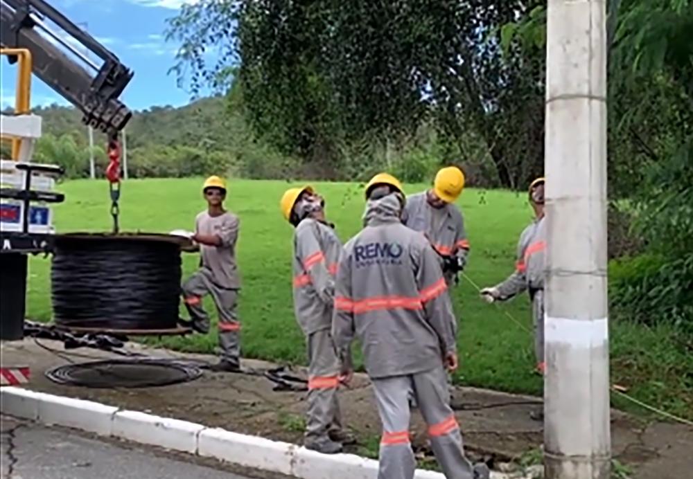 Cabos de energia elétrica que foram furtados estão sendo repostos na rodovia MGC 262, em Sabará