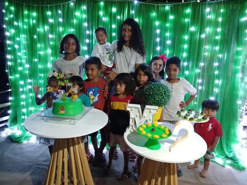 Menino emociona internautas ao comemorar aniversário com bolo de areia no Piauí 