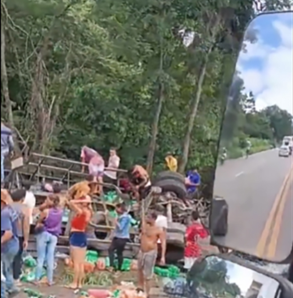 Carreta vira na estrada de Ravena em Sabará e populares furtam a carga