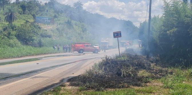 Caminhão de lixo tomba na BR-381 em Sabará: trabalhadores feridos e incêndio na vegetação