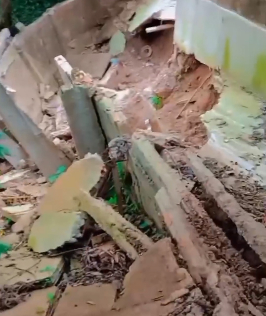 Rompimento de rede de esgoto da Copasa deixa estrutura do posto de saúde no bairro Rosário danificada em Sabará