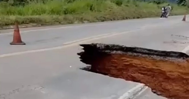 Cratera se abre, ‘consome’ faixa e interdita o trânsito na BR-381 em MG