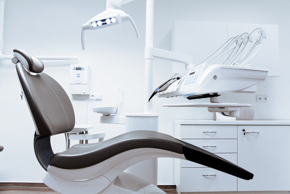 Justiça condena dentista e clínica por falta de informações a paciente sobre tratamento
