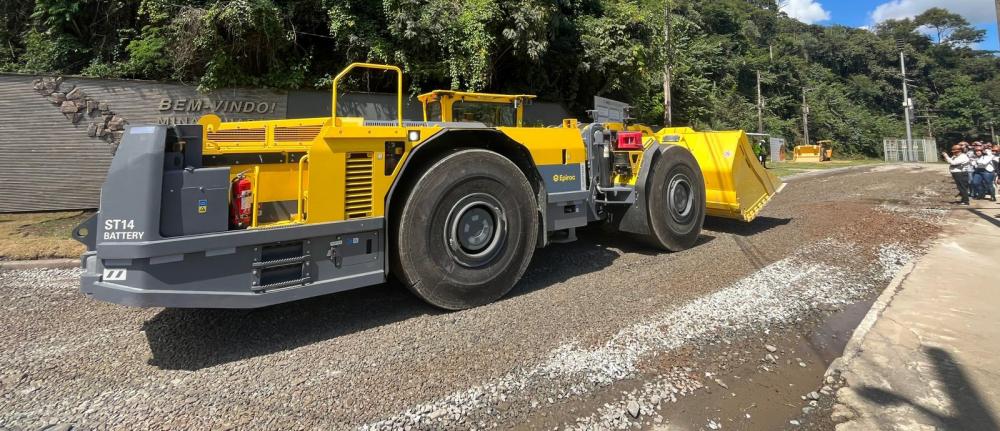 Carregadeira com zero emissão de carbono descerá a 1.600 metros na Mina de Cuiabá em Sabará
