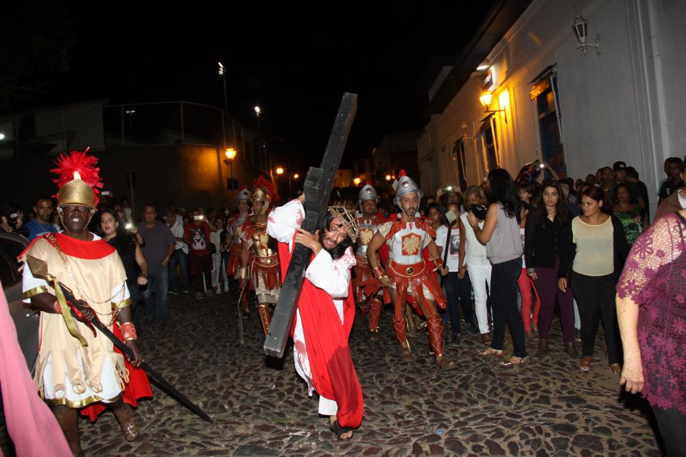 Semana Santa em Sabará: Encenação da Paixão de Cristo retorna com fé e arte no centro histórico
