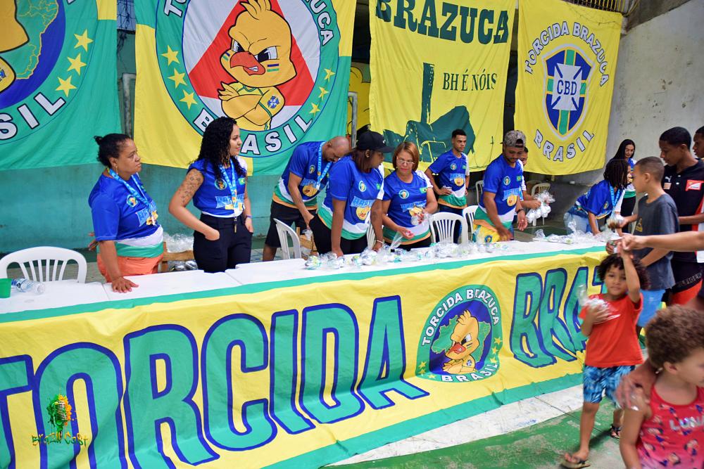 Torcida Brazuca distribui mais de 1000 Ovos de Páscoa para crianças da comunidade de Sabará