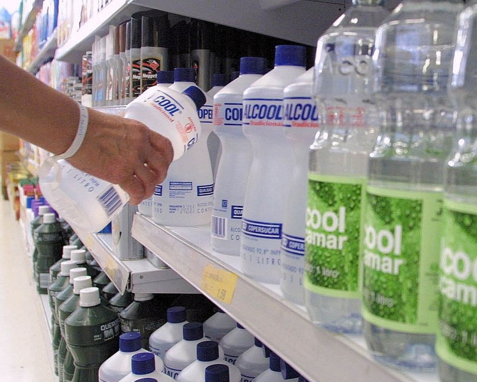 Anvisa proíbe venda de álcool líquido 70% em supermercados e famácias