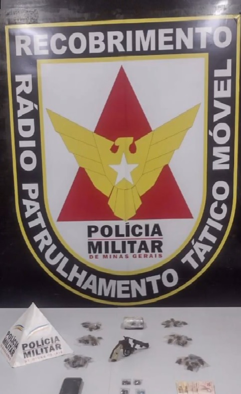 Arma de fogo e drogas apreendidas em baile funk no bairro Castanheiras em Sabará