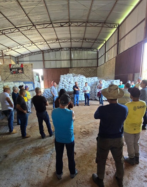 Prefeitura distribui 300 toneladas de adubo para agricultores do Distrito de Ravena em Sabará