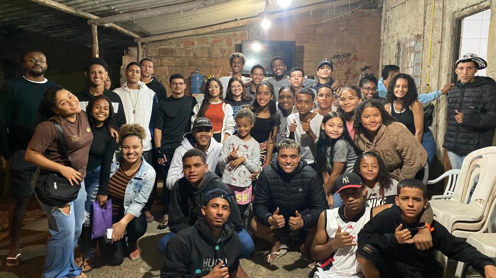 Grupo de jovens transforma comunidade com célula de oração na periferia da cidade