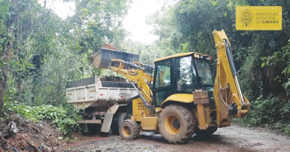 Prefeitura faz limpeza na estrada de terra de Pompéu