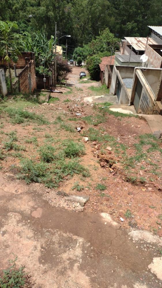 Moradores reclamam da falta de infraestrutura em rua do Mangabeiras